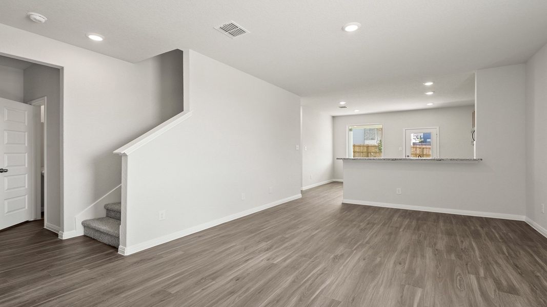 Spacious, unfurnished interior of a new home in Hunters Ranch, San Antonio (Image 10).