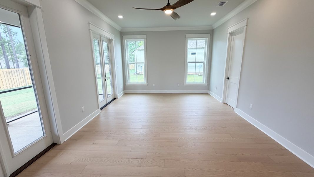 Spacious, unfurnished interior of a new home in Steamboat Landing at Hammock Bay, Freeport (Image 27).