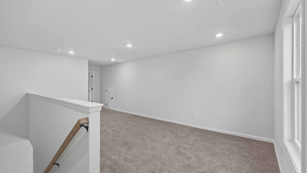 Spacious, unfurnished interior of a new home in Sylvan Creek, Denver (Image 25).