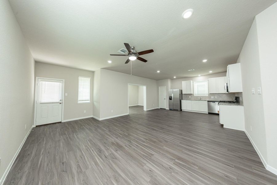 Spacious, unfurnished interior of a new home in Mackenzie Creek, Conroe (Image 10). Spacious, unfurnished interior of a new home in Mackenzie Creek, Conroe (Image 10).