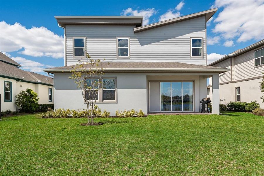 Exterior details and patio area of a home in Laureate Park, Orlando (Image 27).