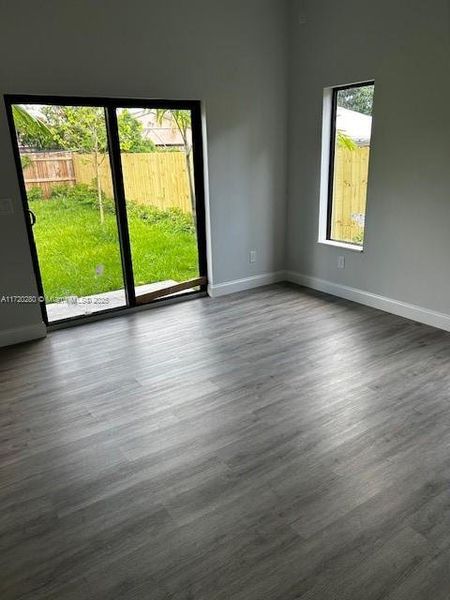 Spacious, unfurnished interior of a new home in , Fort Lauderdale (Image 10).