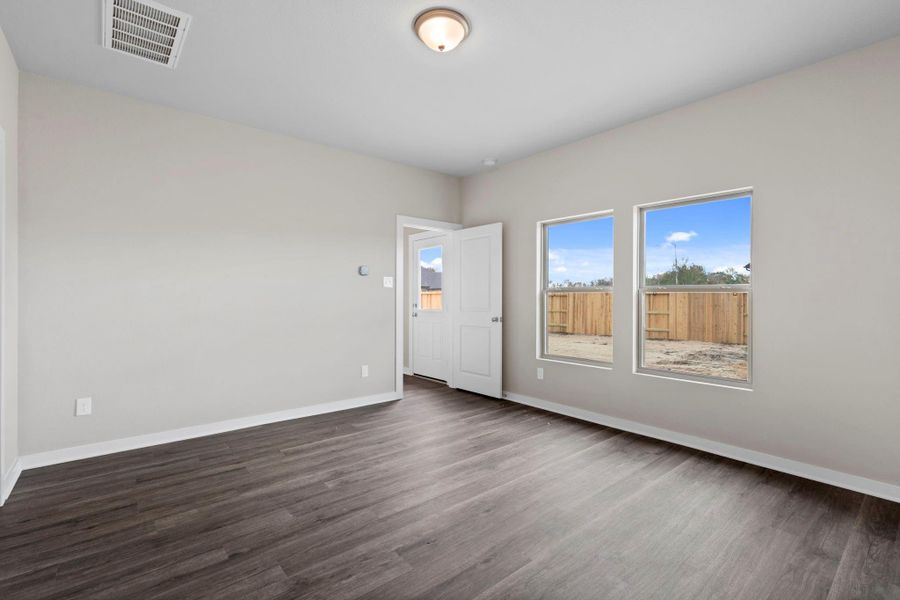 Spacious, unfurnished interior of a new home in Laurel Landing 40', Alvin (Image 21).