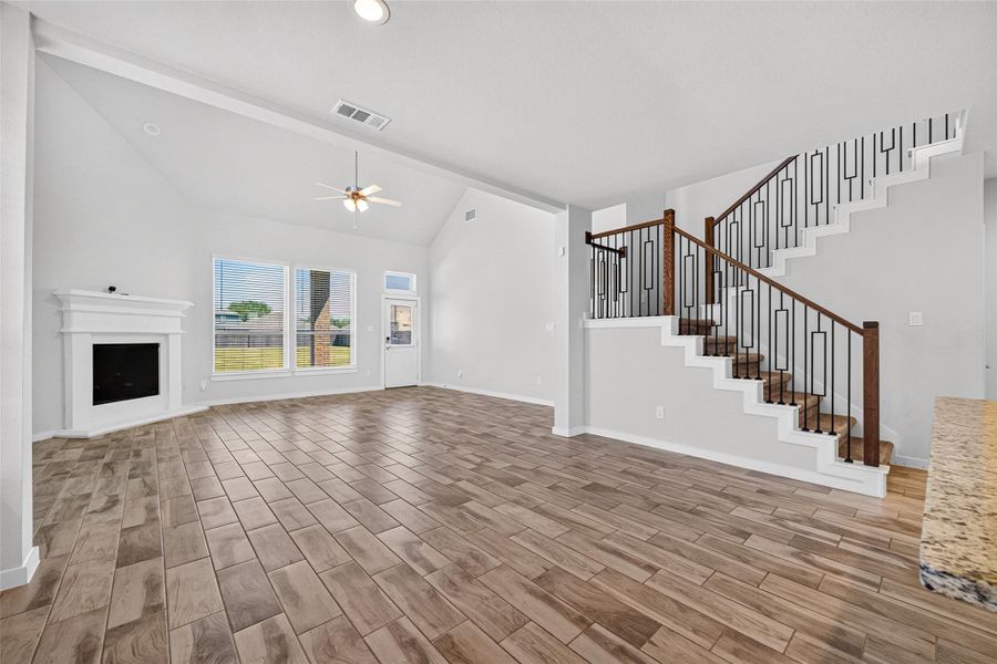 Spacious, unfurnished interior of a new home in , Mont Belvieu (Image 41).