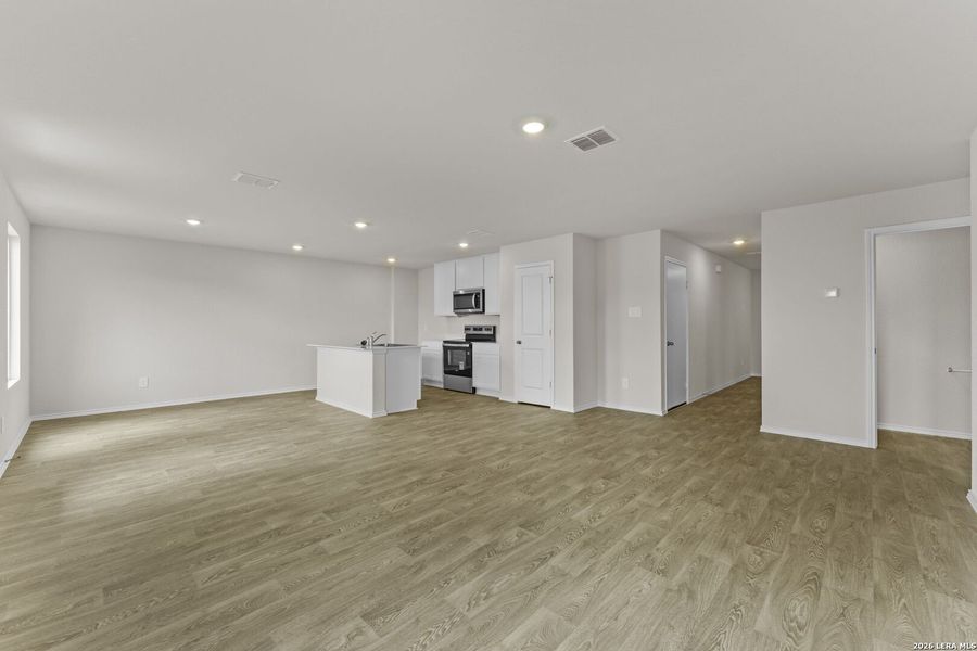 Spacious, unfurnished interior of a new home in Swenson Heights, Seguin (Image 29).
