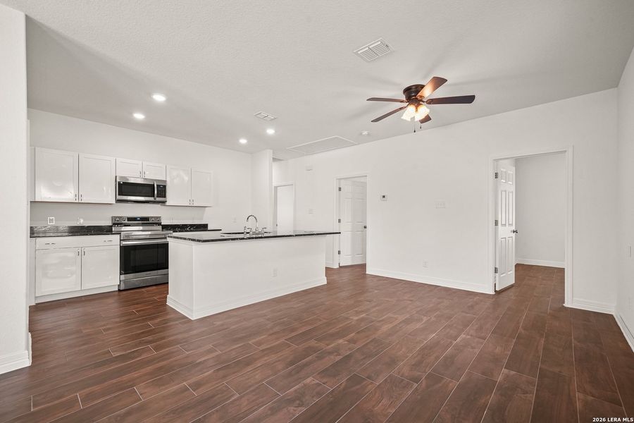 Spacious, unfurnished interior of a new home in , San Antonio (Image 19).