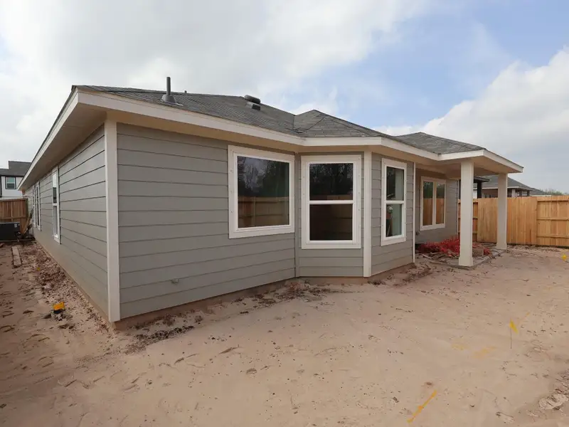 Exterior details and patio area of a home in Ambrose, La Marque (Image 4).