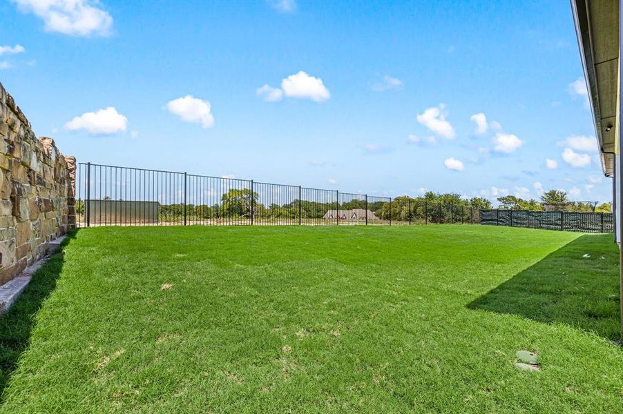 Exterior details and patio area of a home in Montclair, Prosper (Image 23).