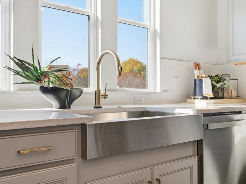 Representative interior finishes for a home built from the Bloom by Tri Pointe Homes in Ross Farms, Charlotte (Image 23).