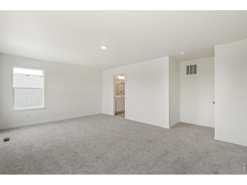 Spacious, unfurnished interior of a new home in Lakeside Canyon, Mead (Image 20). Spacious, unfurnished interior of a new home in Lakeside Canyon, Mead (Image 20).