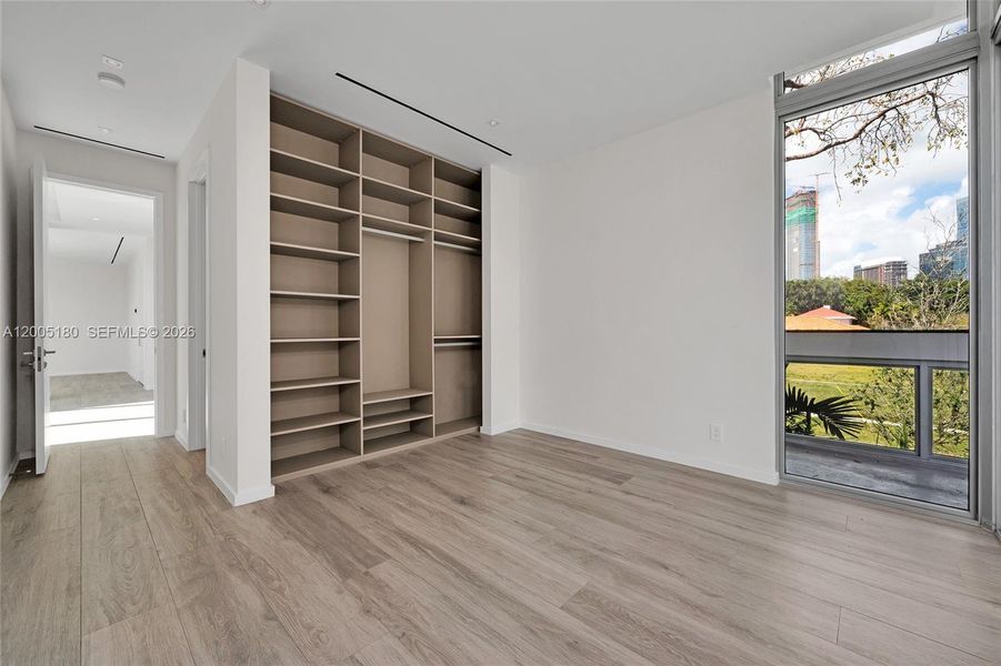 Spacious, unfurnished interior of a new home in , Miami (Image 42).