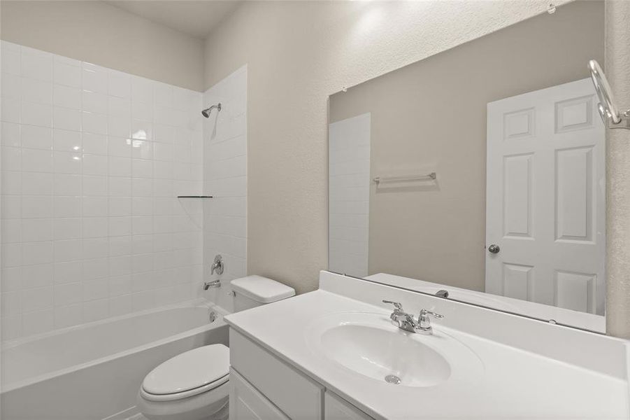 note: Sample product photo. Actual exterior and interior selections may vary by homesite.