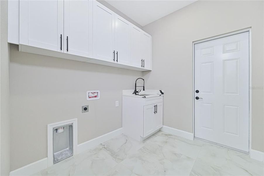 Spacious, unfurnished interior of a new home in , Cape Coral (Image 35).