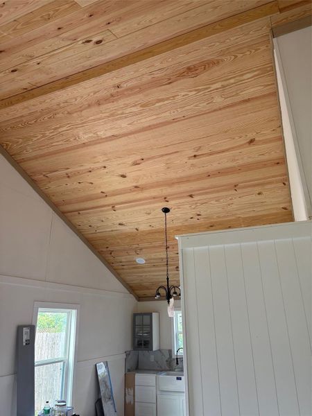 SHIPLAP CIELING IN LIV/KITCHEN-NEW