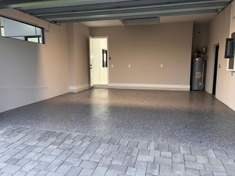 Spacious, unfurnished interior of a new home in , Cape Coral (Image 60).