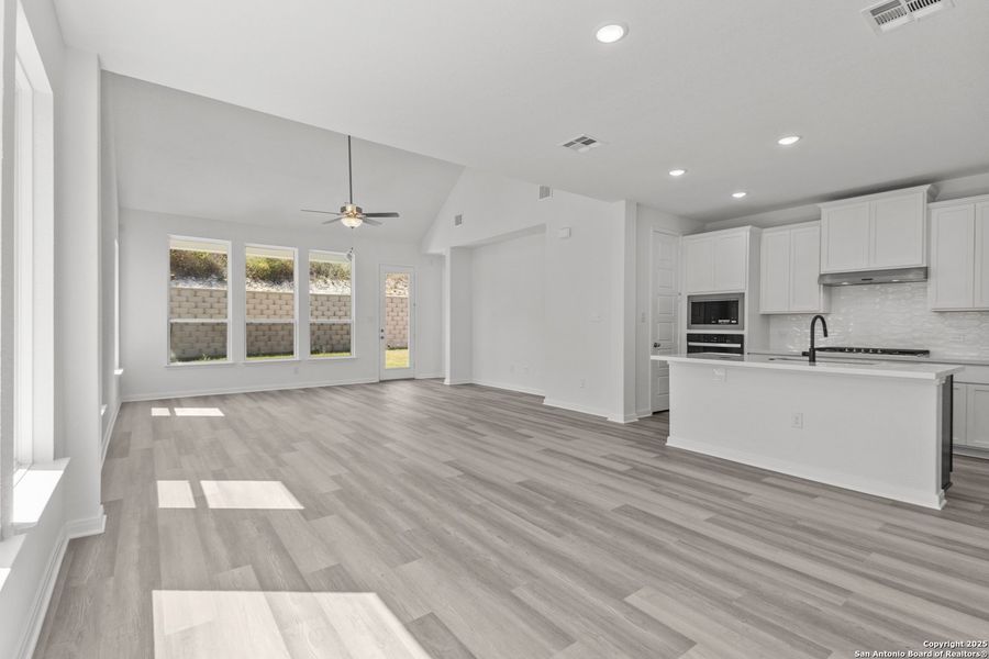 Spacious, unfurnished interior of a new home in Ladera 50', San Antonio (Image 22).