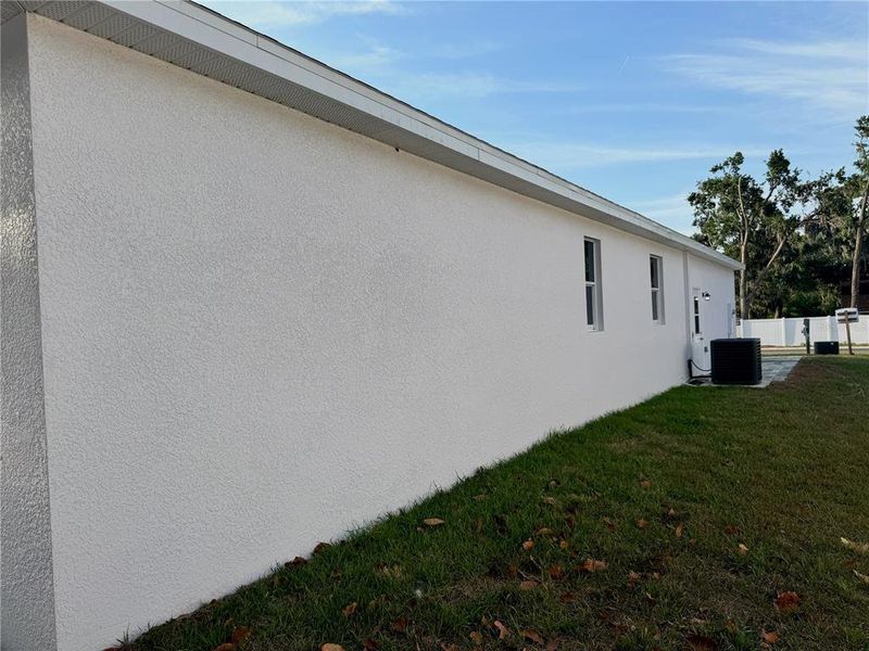 Exterior details and patio area of a home in , Dade City (Image 4).