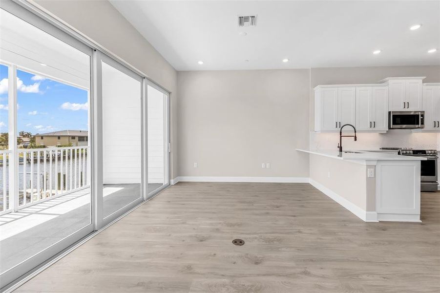 Spacious, unfurnished interior of a new home in , Punta Gorda (Image 28).