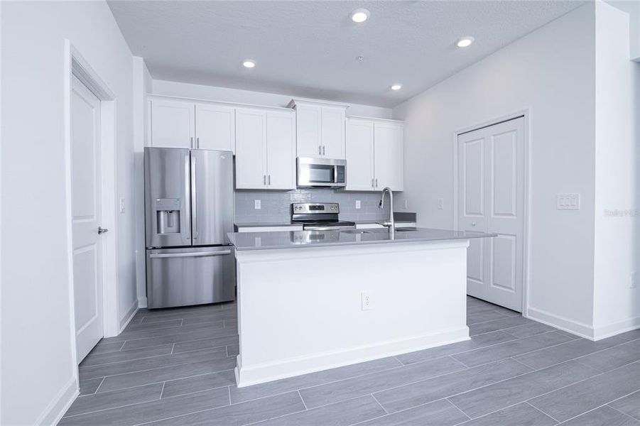 Furnished interior view inside a new home in , Orlando (Image 9).