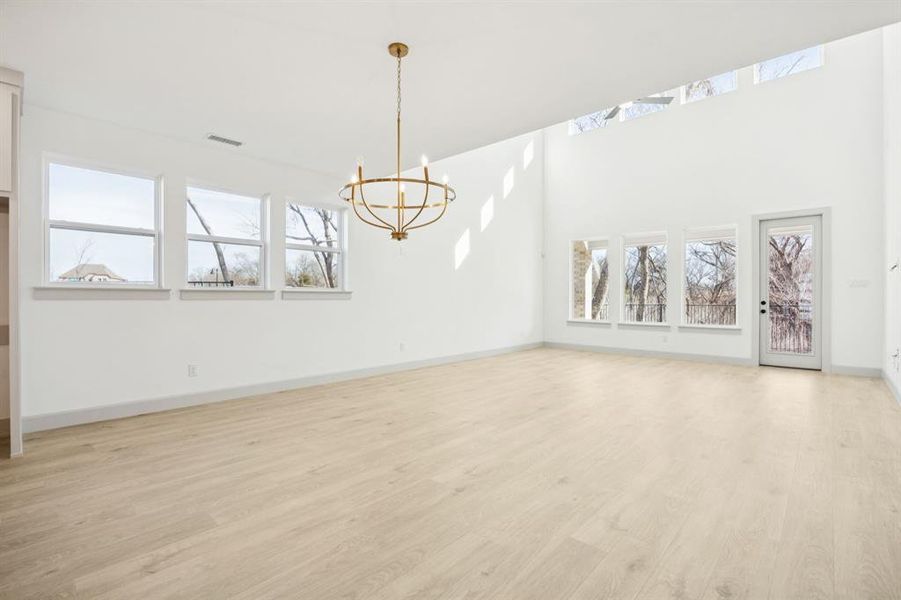 Whether it's grand dinner parties or cozy family meals, this dining room fits all occasions! Whether it's grand dinner parties or cozy family meals, this dining room fits all occasions!