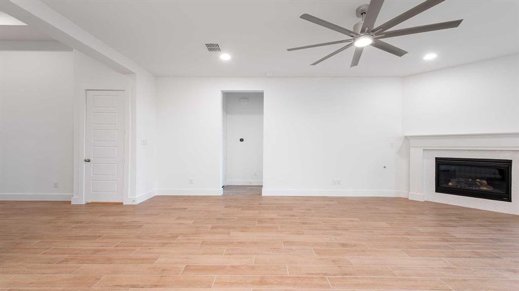 Spacious, unfurnished interior of a new home in Myrtle Creek 60', Waxahachie (Image 11).