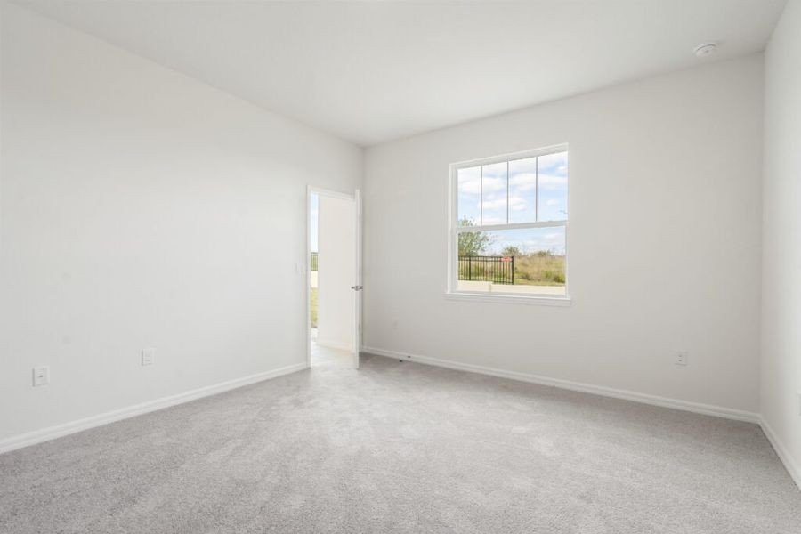 Spacious, unfurnished interior of a new home in Eden Hills, Lake Alfred (Image 9).
