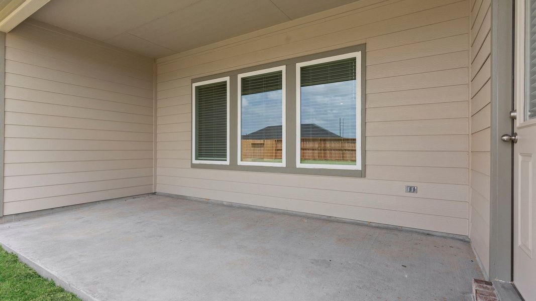 Exterior details and patio area of a home in Evergreen, Rosenberg (Image 2).
