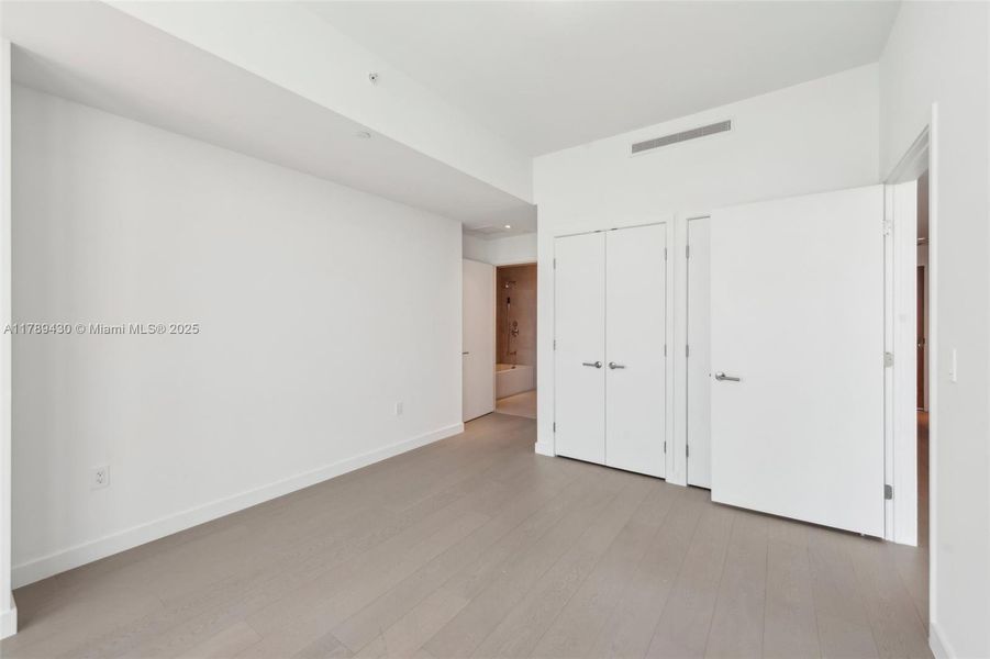 Spacious, unfurnished interior of a new home in Five Park, Miami Beach (Image 12).