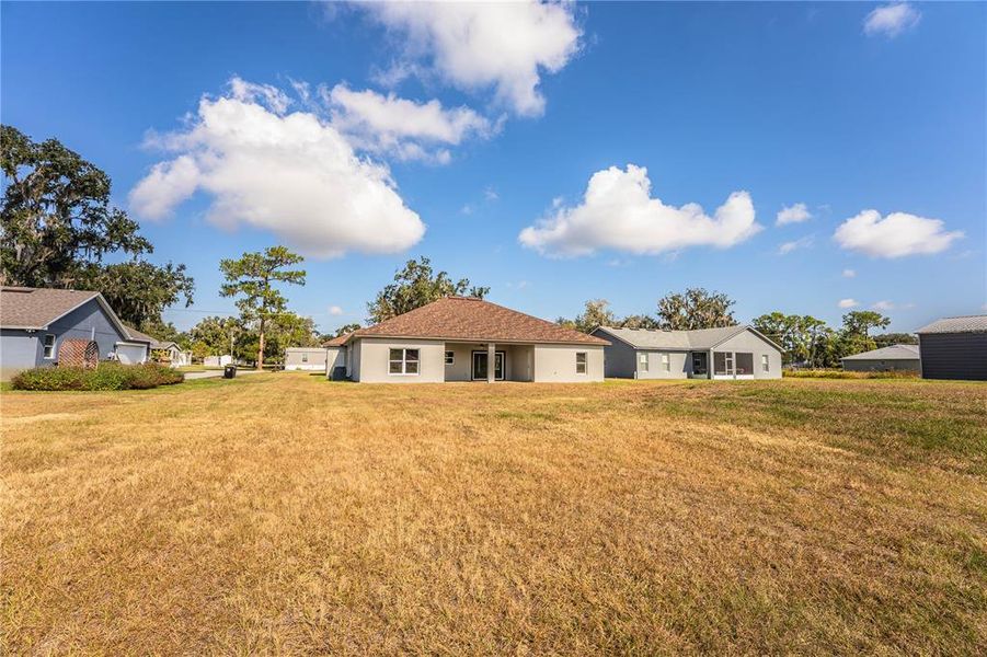 Exterior details and patio area of a home in , Bartow (Image 4).