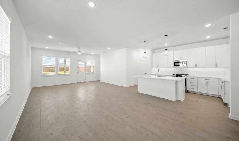 Bright open floorplan (*Photo not of actual home and used for illustration purposes only.)