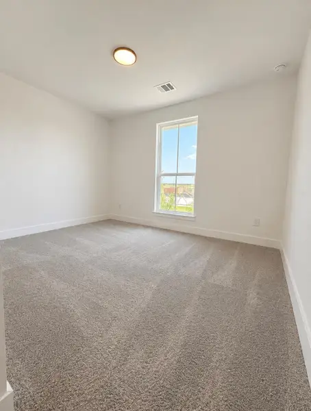 Spacious, unfurnished interior of a new home in River Ranch Trails, Dayton (Image 10).