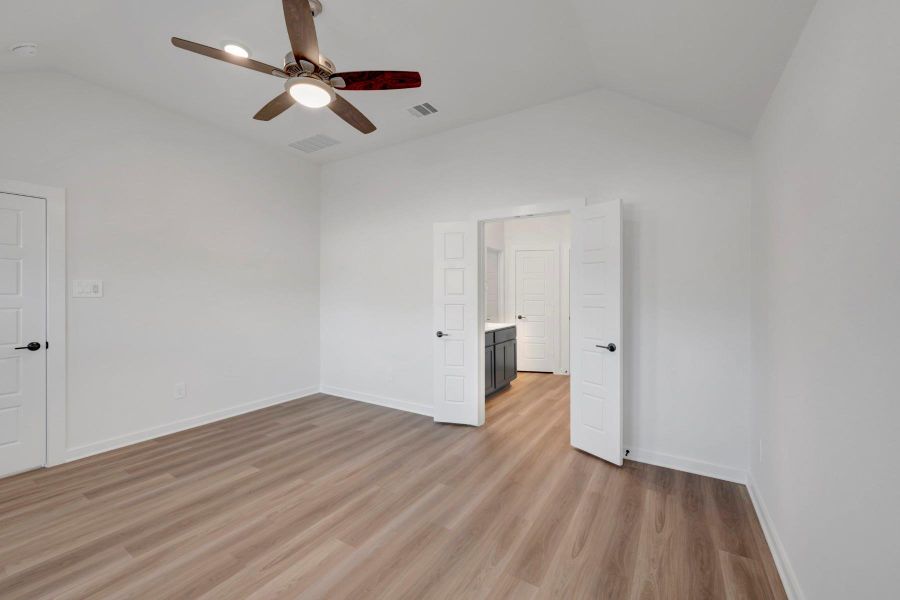 Spacious, unfurnished interior of a new home in Lone Star Landing, Montgomery (Image 25).