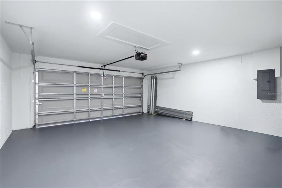 Spacious, unfurnished interior of a new home in , Cape Coral (Image 45).