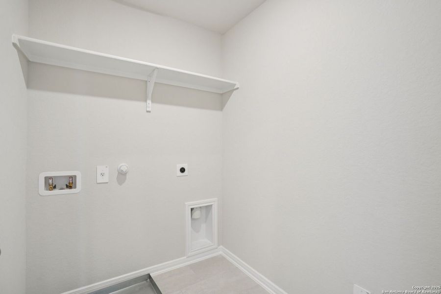 Spacious, unfurnished interior of a new home in Royal Crest, San Antonio (Image 24).