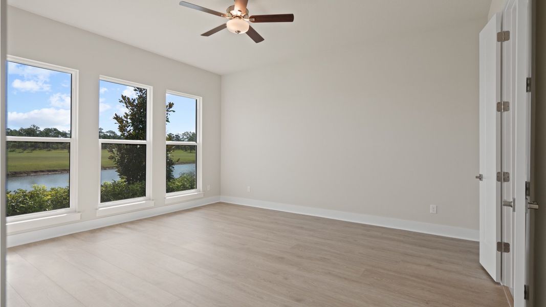 Spacious, unfurnished interior of a new home in Glynlea Country Club, Port St. Lucie (Image 19).
