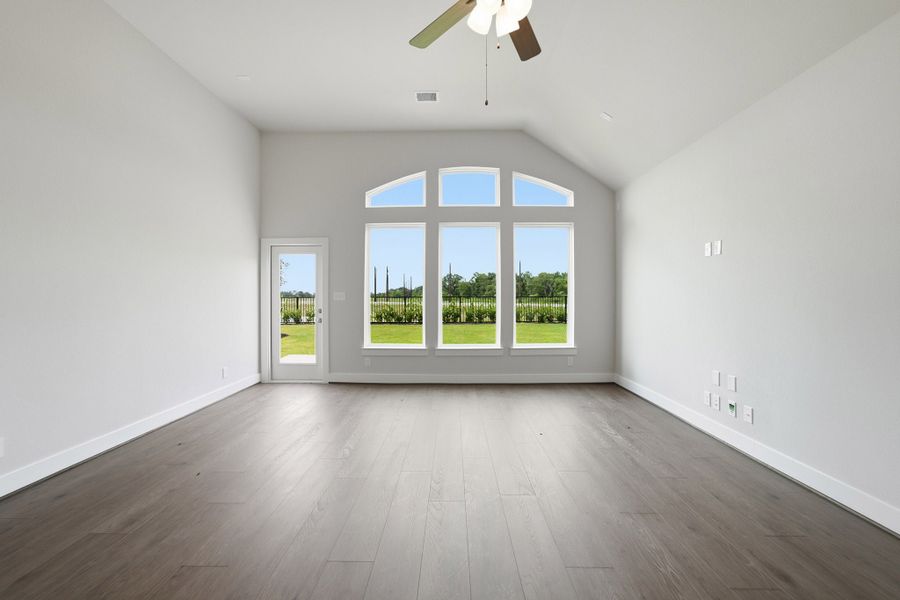 Spacious, unfurnished interior of a new home in Ashland, Angleton (Image 42).