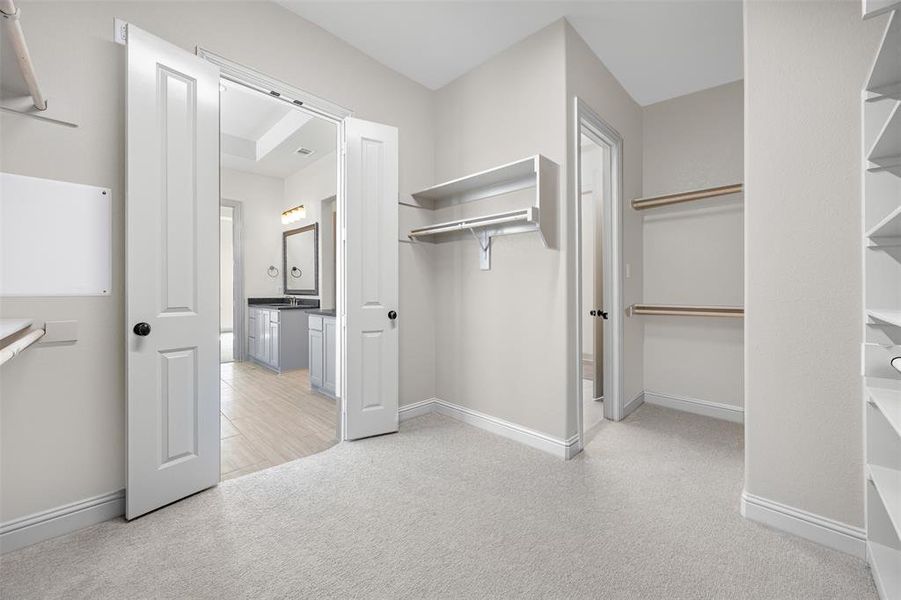 Spacious, unfurnished interior of a new home in Waterfall Ranch - 1 Acre Lots, Waxahachie (Image 16). Spacious, unfurnished interior of a new home in Waterfall Ranch - 1 Acre Lots, Waxahachie (Image 16).