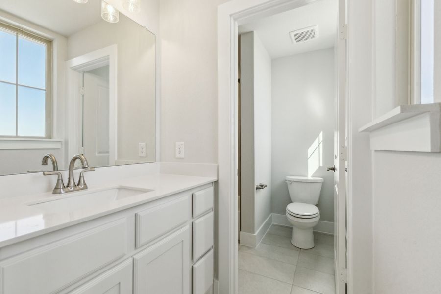Representative furnished interior of a home built from the Yukon by Centre Living Homes in Lakeway Estates, Waxahachie (Image 13).