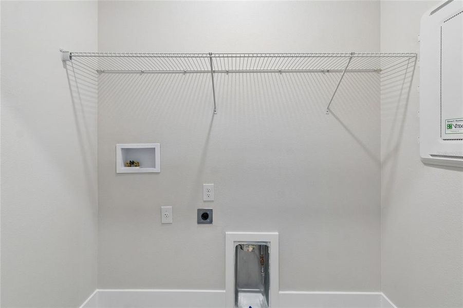 Spacious, unfurnished interior of a new home in , Sarasota (Image 26).
