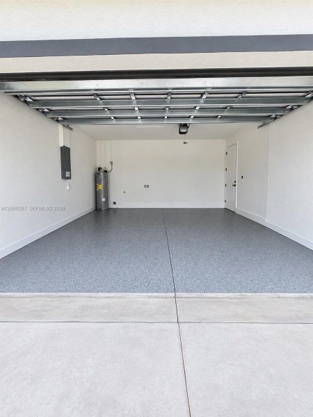 Spacious, unfurnished interior of a new home in , Lehigh Acres (Image 11).