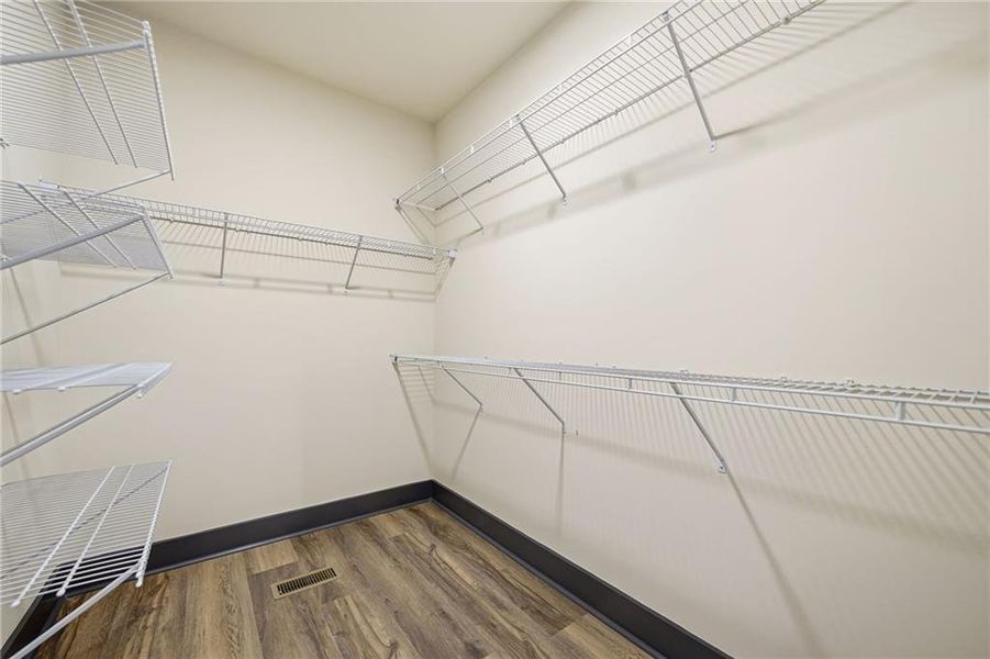 Spacious, unfurnished interior of a new home in , Jasper (Image 38).