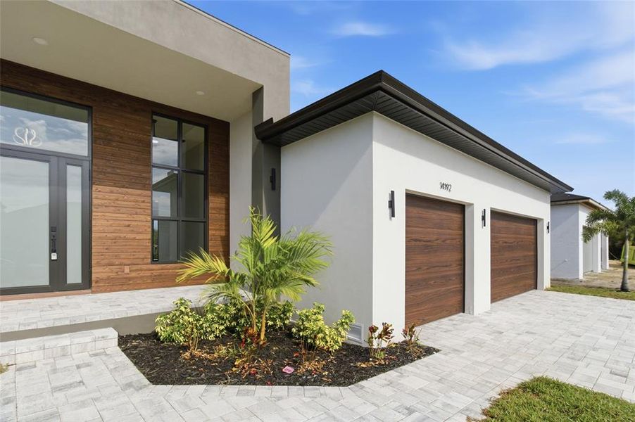 Exterior details and patio area of a home in , Port Charlotte (Image 28).