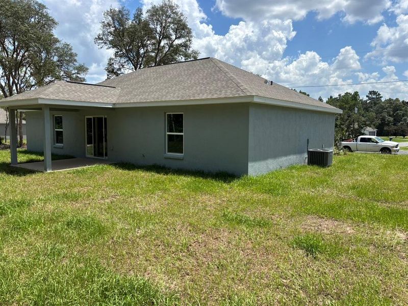 Exterior details and patio area of a home in , Dunnellon (Image 4).