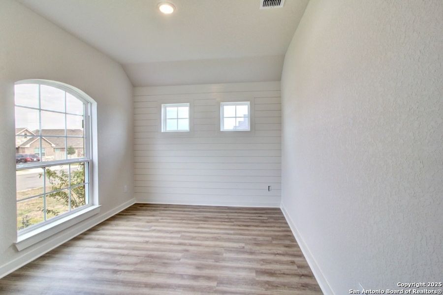 Spacious, unfurnished interior of a new home in Cloud Country, New Braunfels (Image 22).