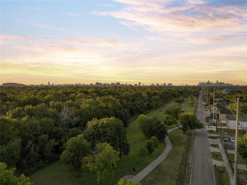 Enjoy breathtaking sunset views from the park just across the street, bringing a daily touch of beauty and tranquility to your home. It’s the perfect backdrop for evening strolls, family time, or simply unwinding after a busy day.