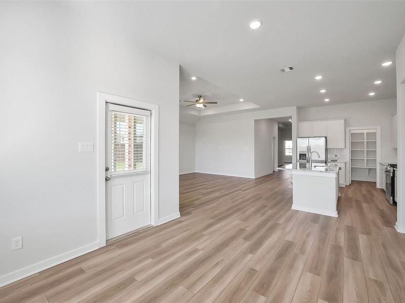 Spacious, unfurnished interior of a new home in Sunterra, Katy (Image 25).