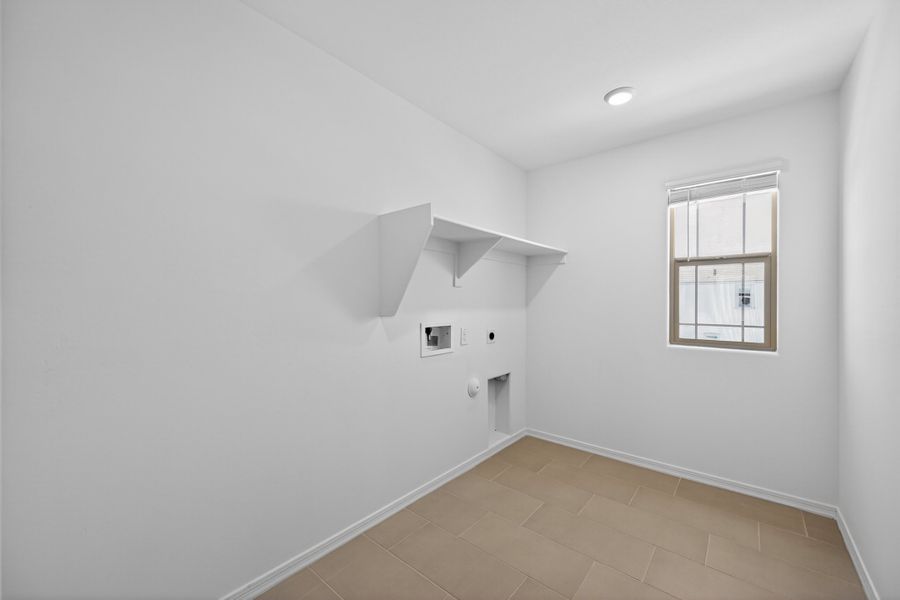 Spacious, unfurnished interior of a new home in Artisan at Asante, Surprise (Image 28).