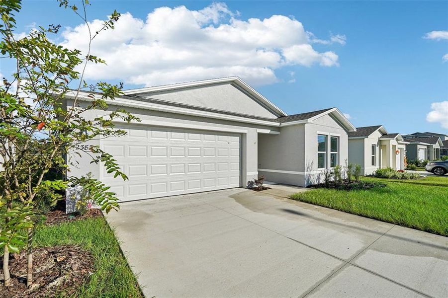 Exterior details and patio area of a home in West Oak, Ocala (Image 8).
