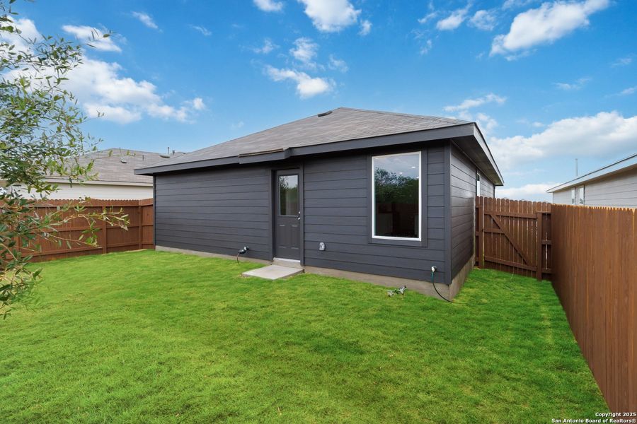 Exterior details and patio area of a home in Avenida, Converse (Image 3).