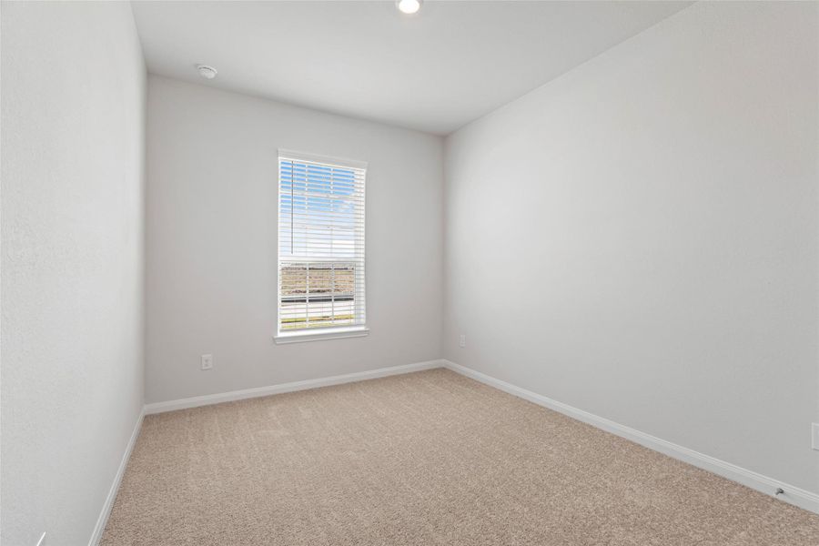 Spacious, unfurnished interior of a new home in Canterra Creek, Iowa Colony (Image 9).